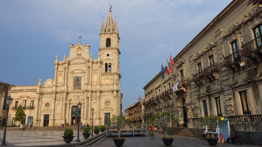 Sicile, Acireale, Piazza del Duomo : Basilica dei Santi Pietro e Paolo et Palazzo di Citta
