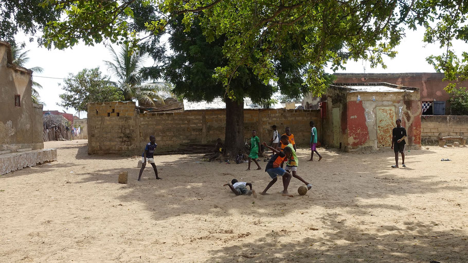 Sénégal, Sine Saloum : match de foot devant la maison natale de Léopold Sédar Senghor à Djilor Djidiack