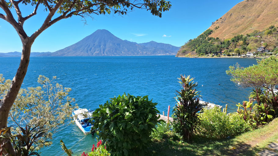 Guatemala : lac Atitlán vu de Santa Cruz La Laguna