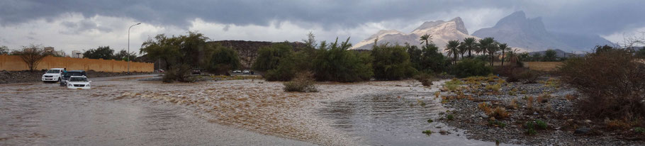 Oman, inondations, wadi en crue et route coupée après la pluie