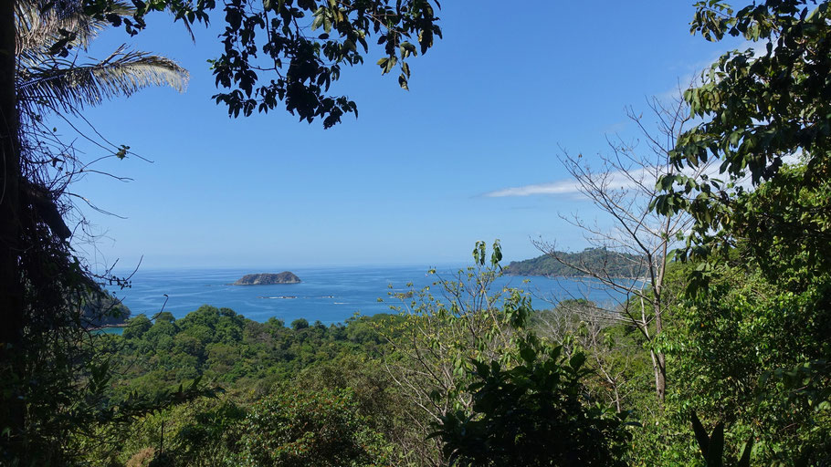Costa Rica : le premier mirador du Sendero Miradores Trail avec vue partielle sur la baie de Manuel Antonio