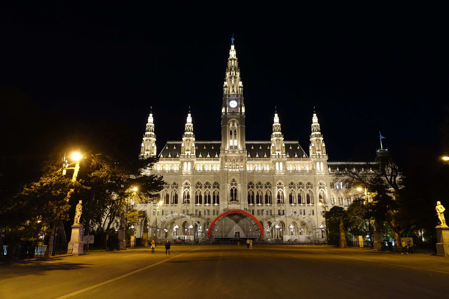 Vienne : Rathaus (Hôtel de ville) illuminé le soir