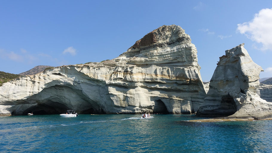 Grèce, Cyclades : les spendides falaises  blanches de Kleftiko, ponctuées de states noires et volcaniques, au sud-ouest de Milos
