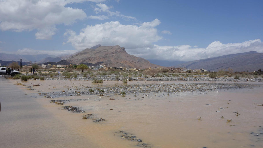 Oman, wadi en crue et inondations après la pluie