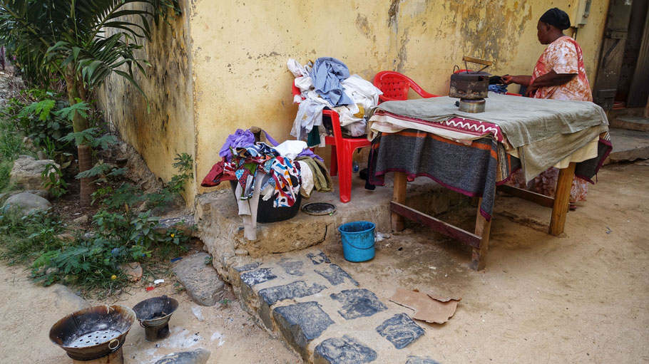 Sénégal, île dee Gorée : repassage dans la rue, avec un brasero
