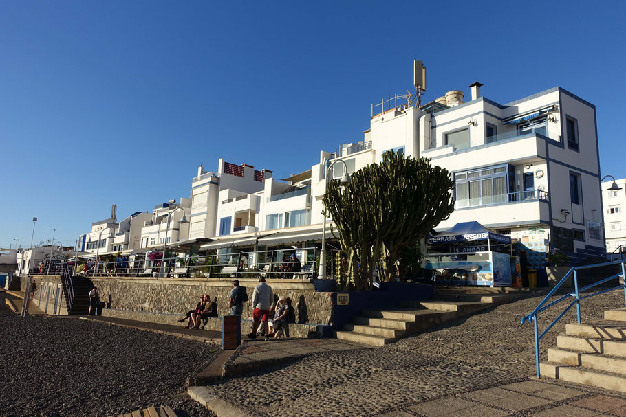 Grande Canarie, Agaete : le front de mer de Puerto de las Nieves avec ses bars et restaurants 