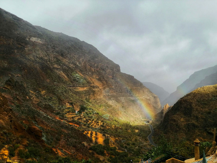 Arc en ciel dans le barranco de Guayadeque : vue du hameau Montaña De Las Tierras