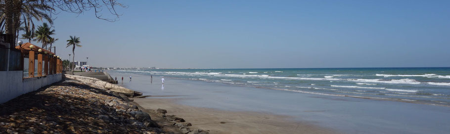 Oman, Mascate : la plage de Qurum devant l'hôtel Al Qurum Resort