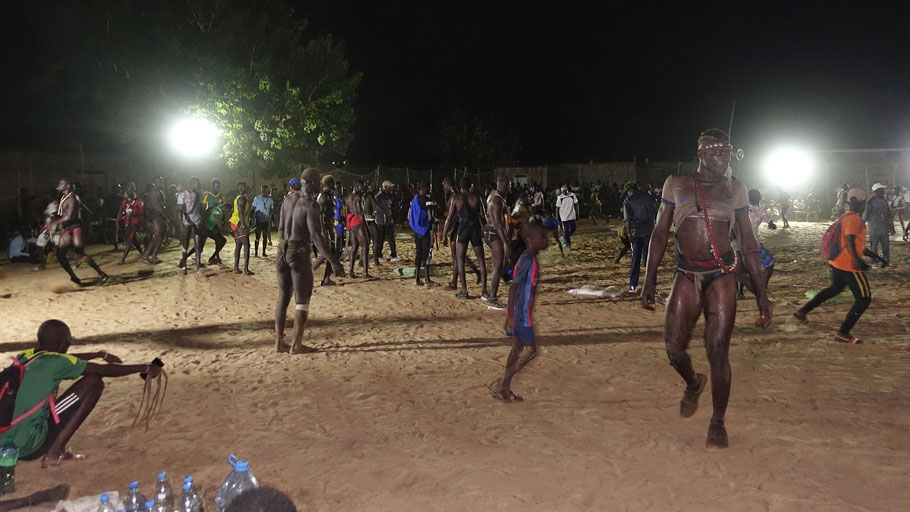 Sénégal, Sine Saloum : lutte sénégalaise à Fimela, lutteur avec ses gris-gris