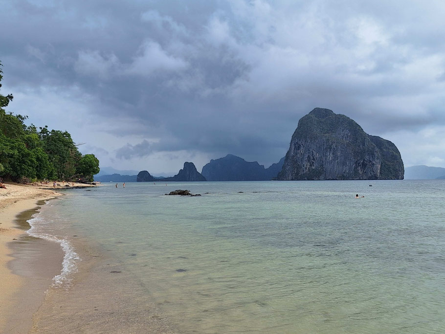 Plage de Las Cabanas près de celle de Marimegmeg (El Nido)