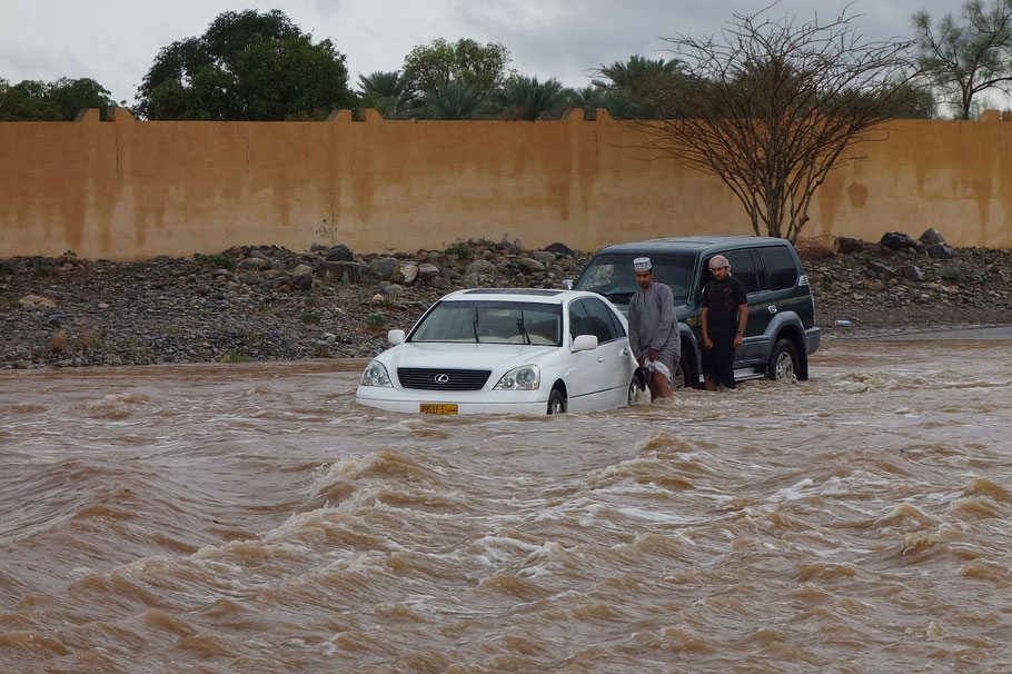 Oman, wadi en crue et voiture coincée dans un gué à Al Hamra
