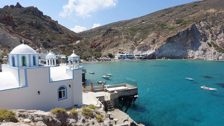 Grèce, Cyclades : Milos, la chapelle Saint-Nicolas de Fyropotamos et la plage