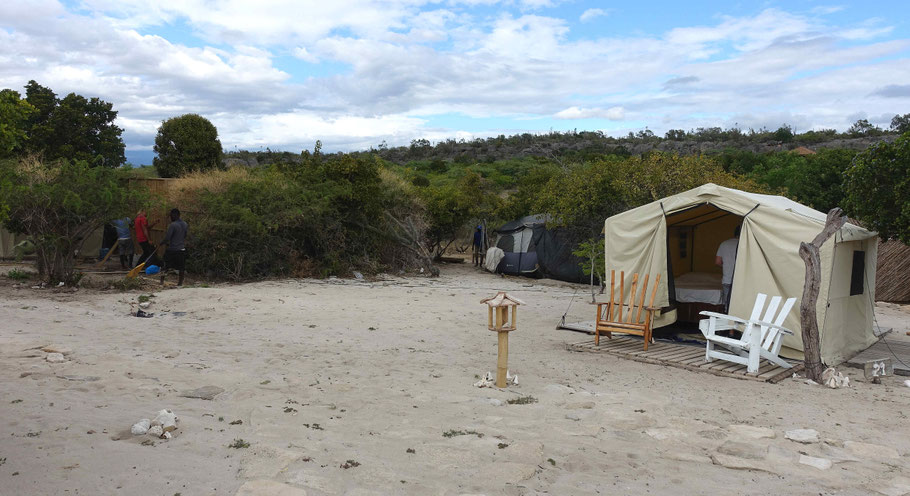 La tente sans vue sur mer du Glamping Ecolodge (ou Rancho Tipico) Cueva de Las Aguilas qui ne respecte pas les réservations