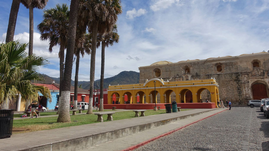 Guatemala, Antigua : Tanque La Unión et couvent de Santa Clara