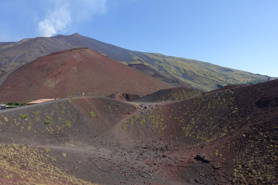 Sicile, Etna : cratère Silvestri inferiori et derrière, le cratère Silvestri superiori