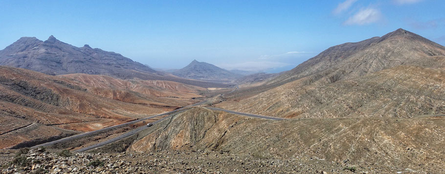 Fuerteventura : l'époustouflant panorama du mirador de Sicasumbre : on devine au loin la péninsule de Jandia