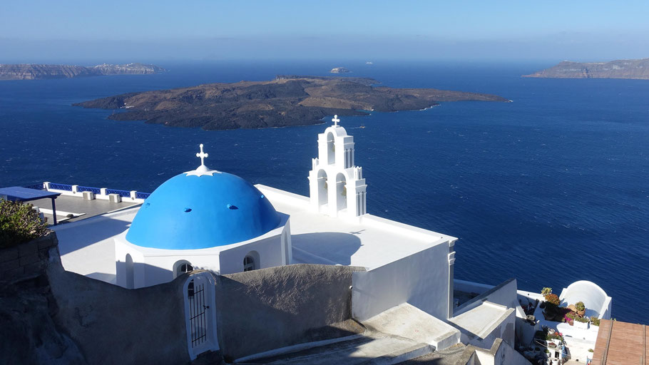 Grèce, Cyclades : Santorin, Trois cloches de Fira, église de Saint Théodore, connue pour son dôme bleu, le matin