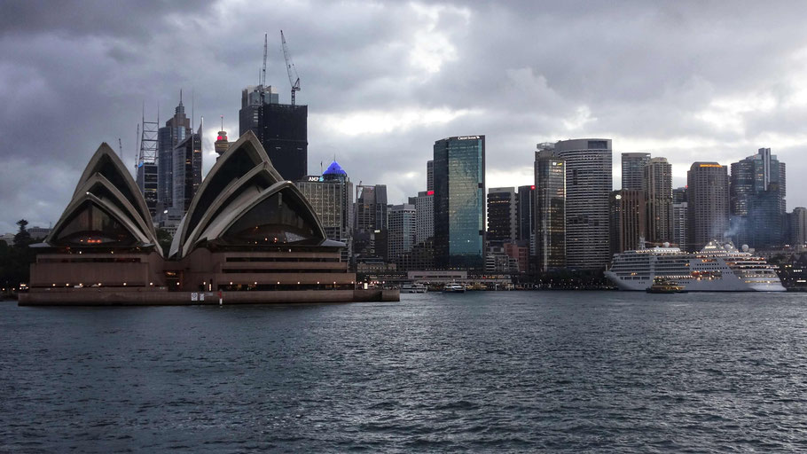 Australie, Sydney : l'Opéra et Circular Quay à la nuit tombée