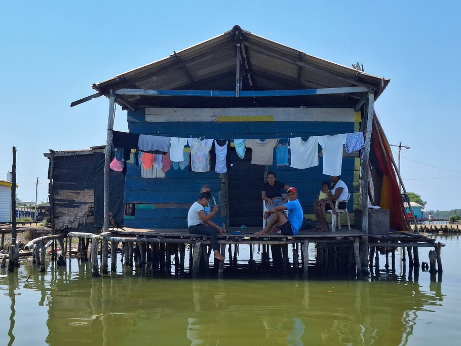 Colombie : famille de pêcheurs à Buenavista