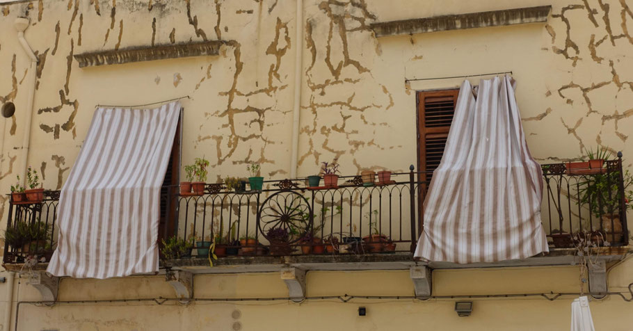 Sicile : balcons à Castellammare del Golfo