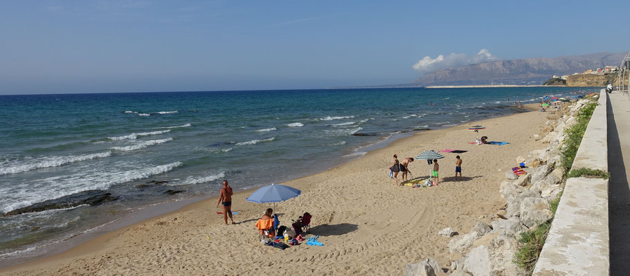 Sicile : plage de Balestrate le 3 août 2020, pas vraiment bondée...