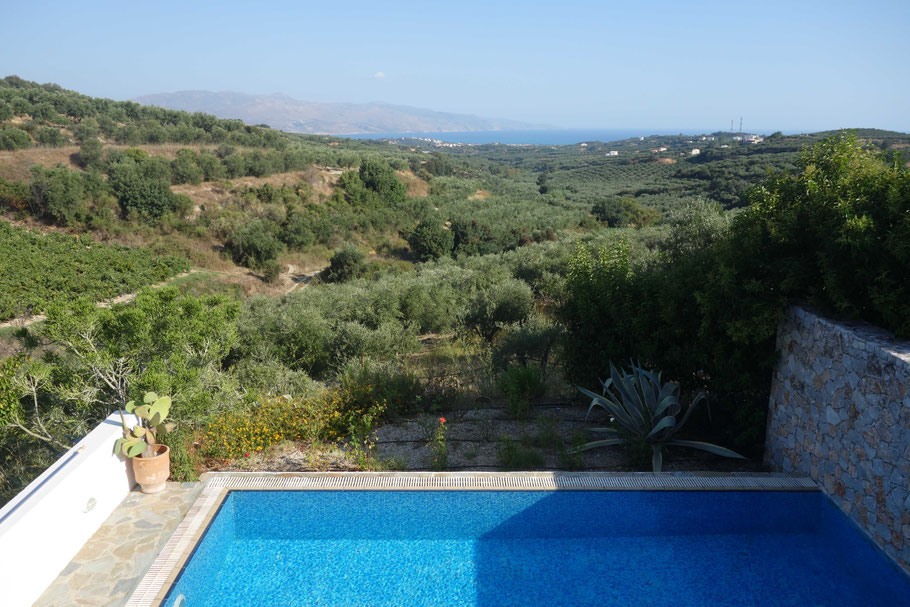 Villa Odyssey à Xamoudochori : piscine avec vue sur la mer... 