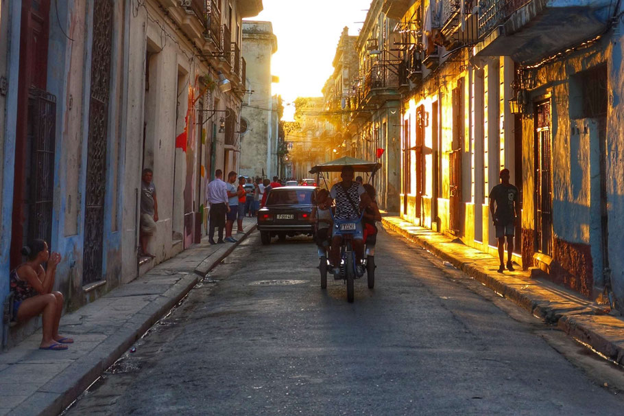 Cuba, La Havane : rue Merced au coucher du soleil