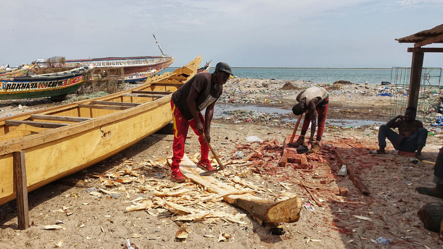 Sénégal, Sine Saloum : fabrication traditionnelle d'une pirogue en bois à Djiffer