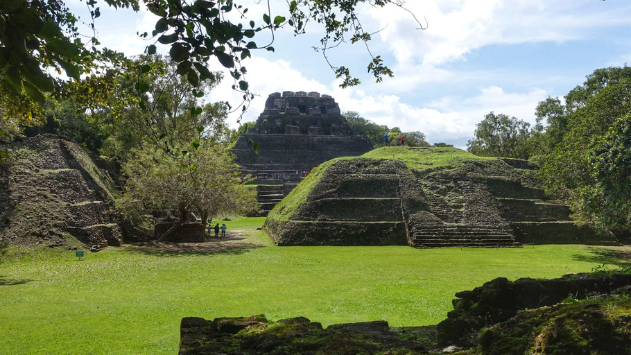 Belize : site de Xunantunich et son Castillo (42 m)