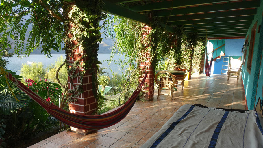 Guatemala, San Juan La Laguna : terrasse de l'Eco Hotel Uxlabil