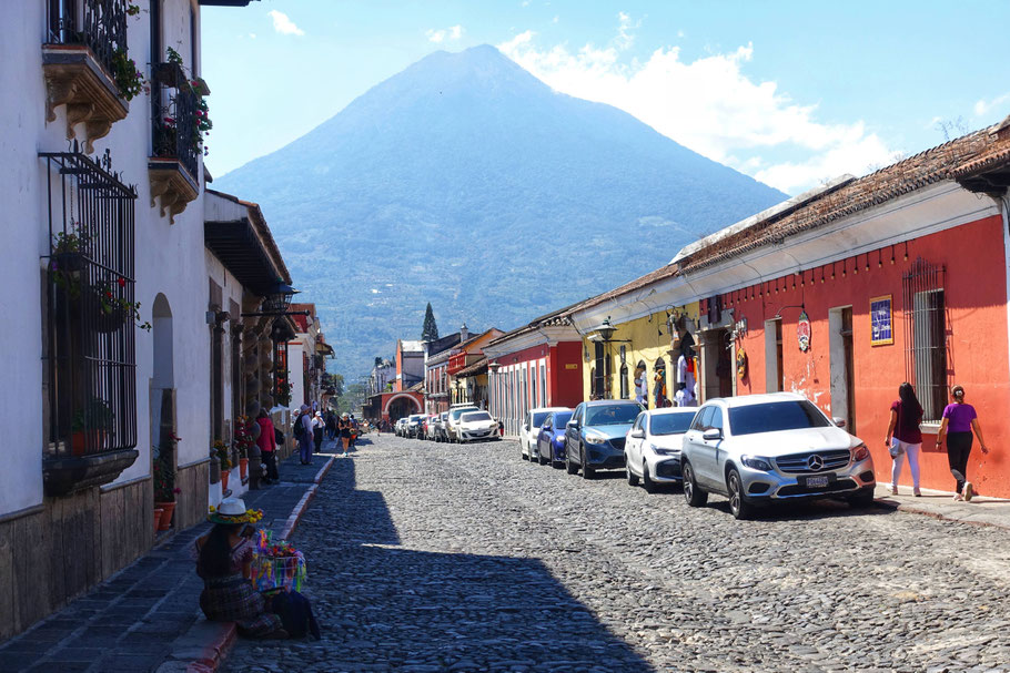 Guatemala : rue pavée typique d'Antigua et volcan de Agua