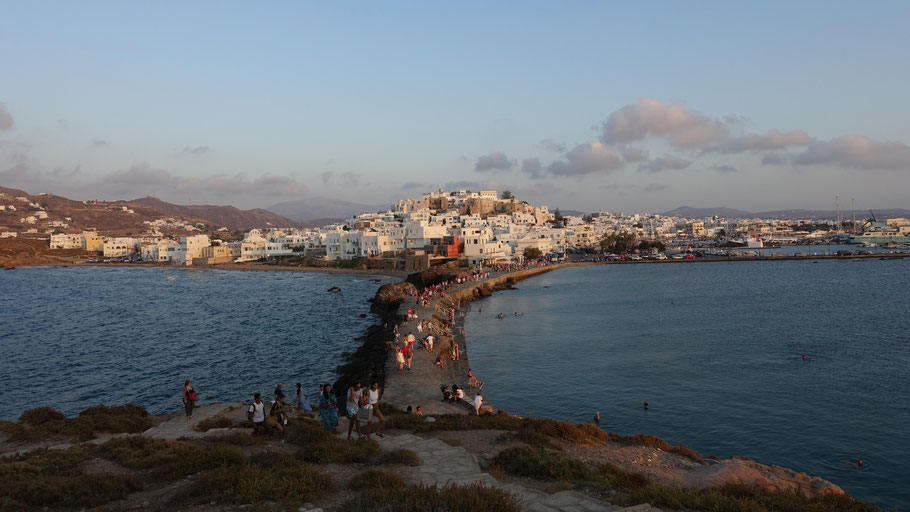 Grèce, Cyclades : Naxos, vue de l'îlot de Palatia sur Chora et son kastro au soleil couchant