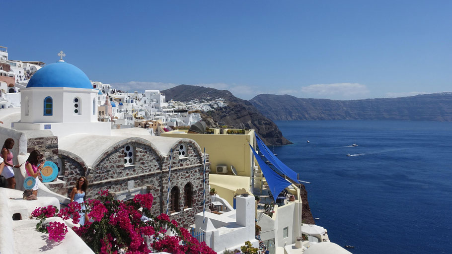 Grèce, Cyclades : Santorin, église orthodoxe de Panton reconnaissable à sa façade en pierres et à son dôme bleu à Oia