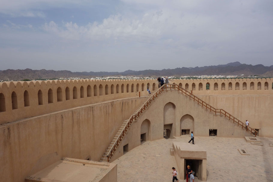 Oman, grande tour de garde cylindrique du fort de Nizwa