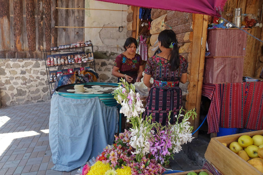 Guatemala lac Atitlán : préparation de tortillas à San Marcos
