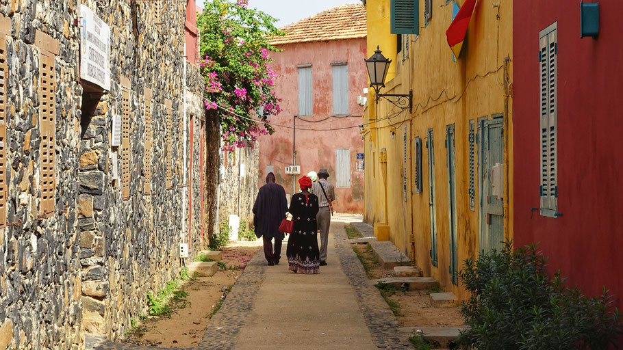 Sénégal, Gorée : rue de Malavois et à gauche l'entrée du centre socio-culturel