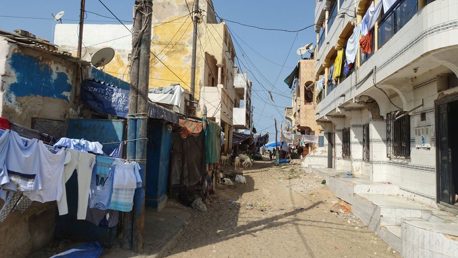 Sénégal, Saint-Louis : ruelle GND-30 de Guet N'Dar donnant sur l'océan entre la rue Reyé Fall et la rue Mambaye Fara Birame