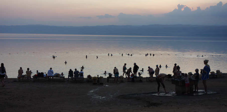 Jordanie : l'accès à la mer Morte du Dead Sea Spa Resort ressemble plus à un terrain vague qu'à une plage
