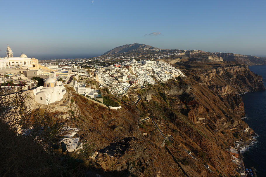 Grèce, Cyclades : Santorin, Fira au coucher de soleil