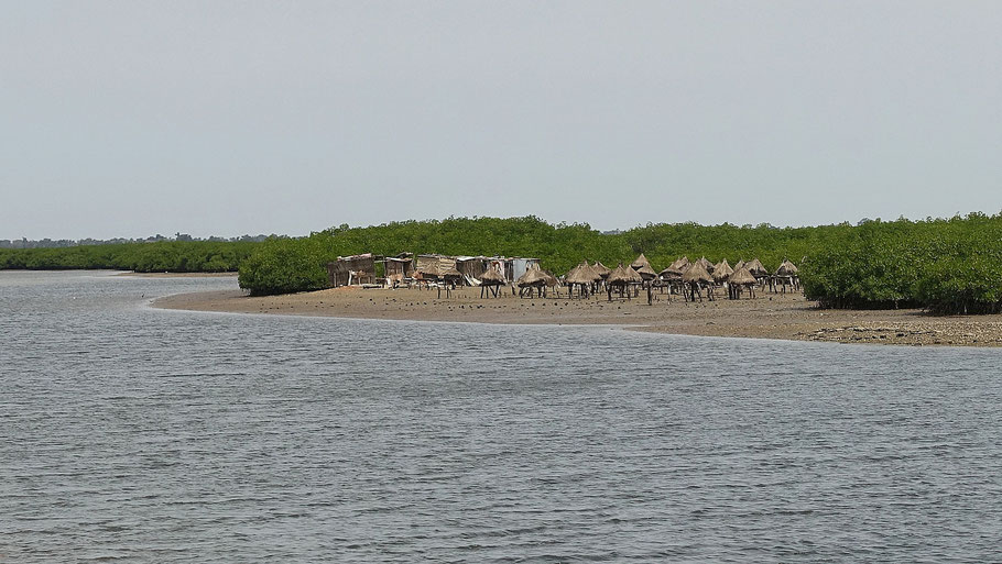 Sénégal, Fadiouth : les greniers à mil sur pilotis, huttes rondes en paille ressemblant à village traditionnel africain