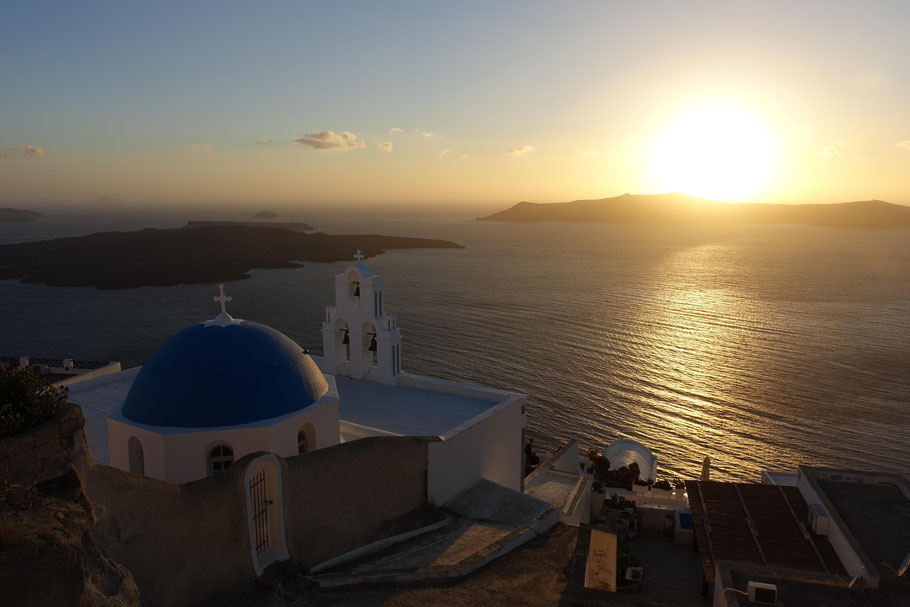 Grèce, Cyclades : Santorin, Trois cloches de Fira, église de Saint Théodore au coucher du soleil