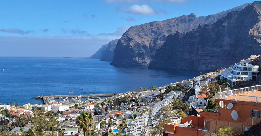 Canaries, Tenerife : la petite station balnéaire et les falaises de Los Gigantes