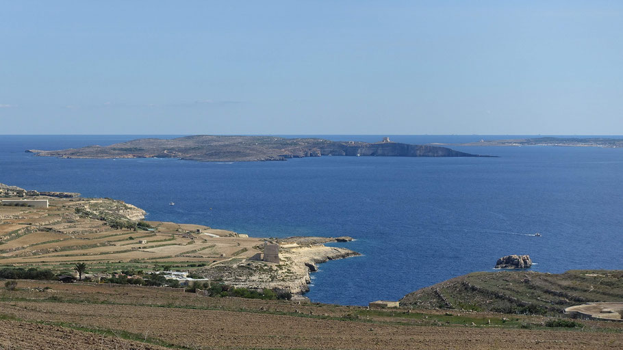 Malte : vue sur Comino et Cominotto de la baie de Mgarr Ix-Xini à Gozo
