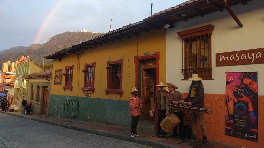Colombie : devant l'auberge de jeunesse Masaya Bogota avec un joli arc en ciel sur le Monserrate