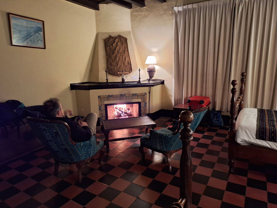Guatemala, Chichicastenango : feu de cheminée le soir au Museo Mayan Inn