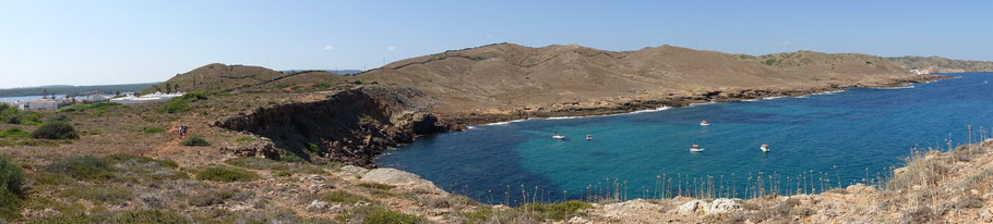 Minorque : Fornells à gauche et la côte vers Platja de Fornells