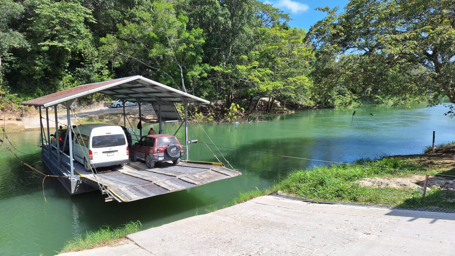 Belize : bac pour Xunantunich sur la rivière Mopan