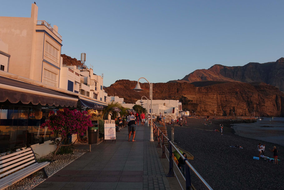 Grande Canarie, Agaete : L'agréable front de mer de Puerto de las Nieves au soleil couchant avec sa plage bordée de bars et de restaurants 