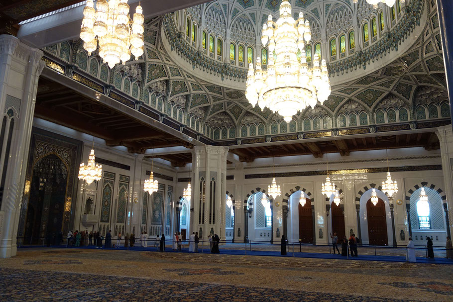 Oman, Mascate, Grande Mosquée : lustre principal de la salle de prière des hommes et le dôme de 50 m de haut