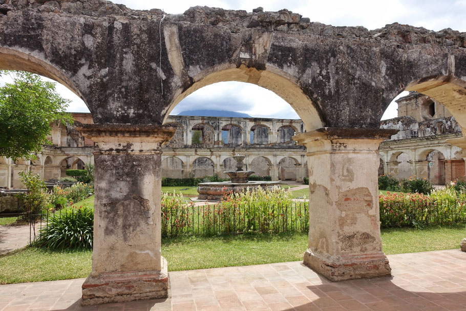 Guatemala, Antigua : couvent Santa Clara